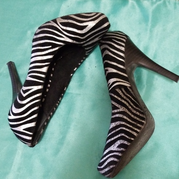 Dollhouse Zebra Pump - Picture 1 of 5